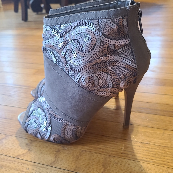 High heeled ankle booties boots misses size 6. LIKE NEW - Picture 2 of 16